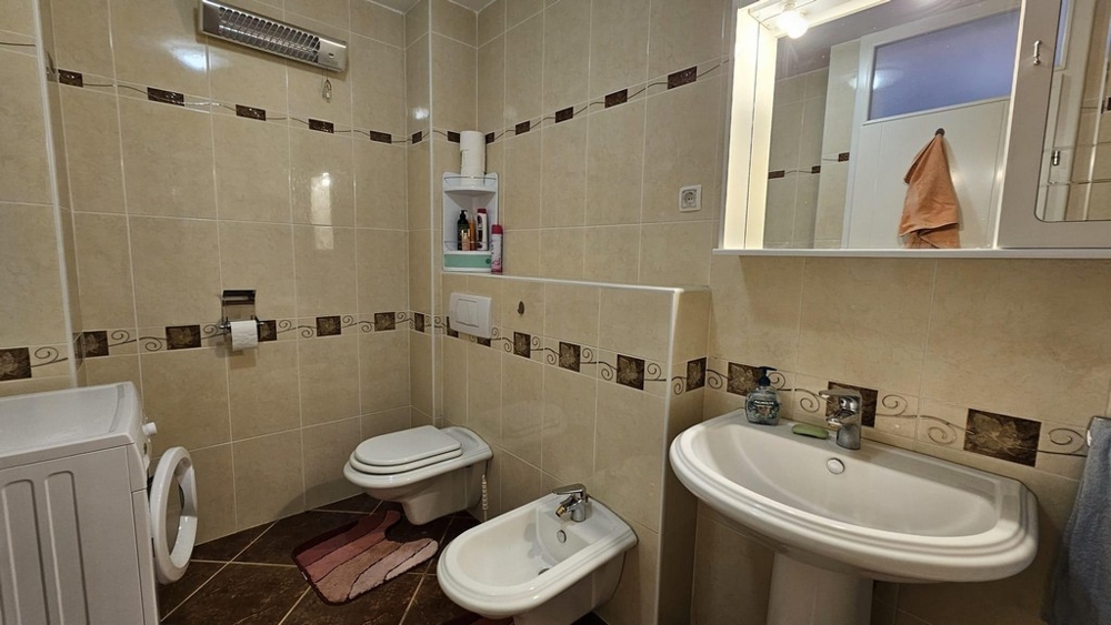 Koupelna s pračkou a bidetem