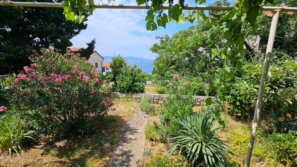 Výhled na moře z vnější části nemovitosti.