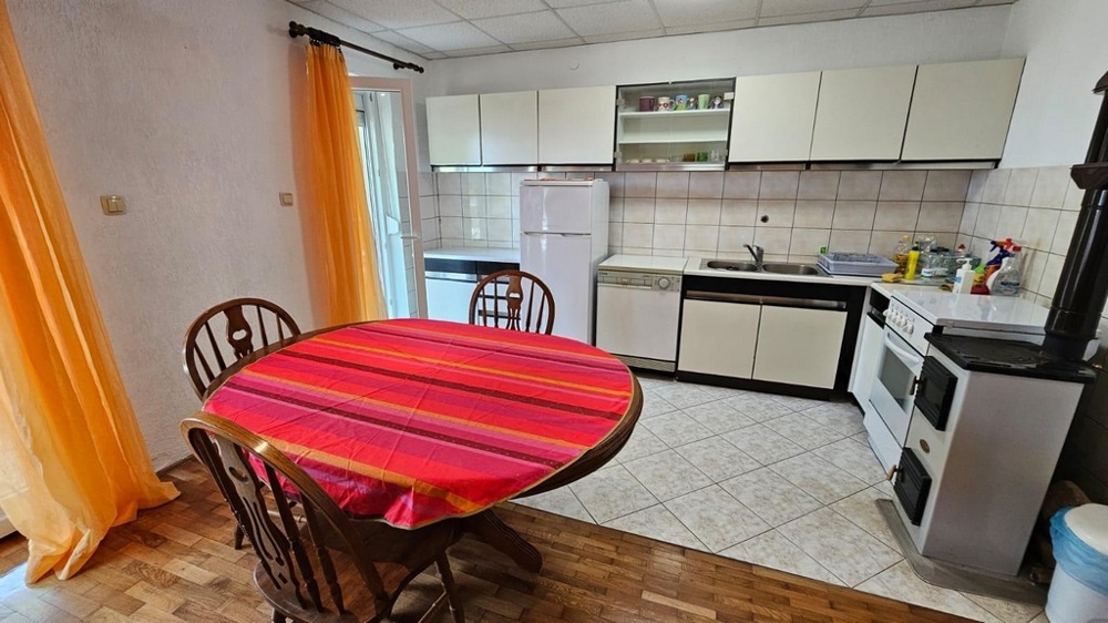 Kuchyň s jídelním stolem a vstupem na terasu