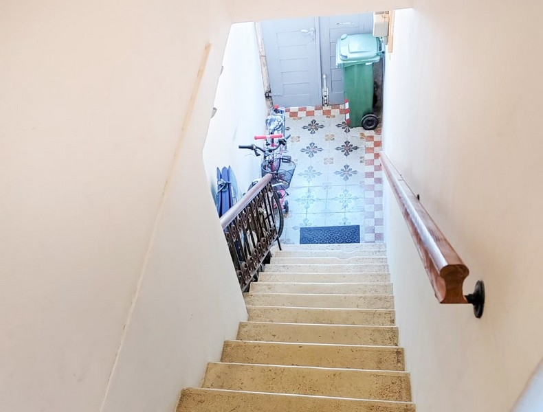 Schodiště s výhledem na vchod do domu