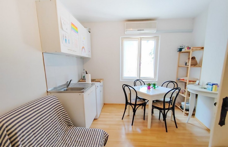 Kuchyňský kout s jídelním stolem a oknem