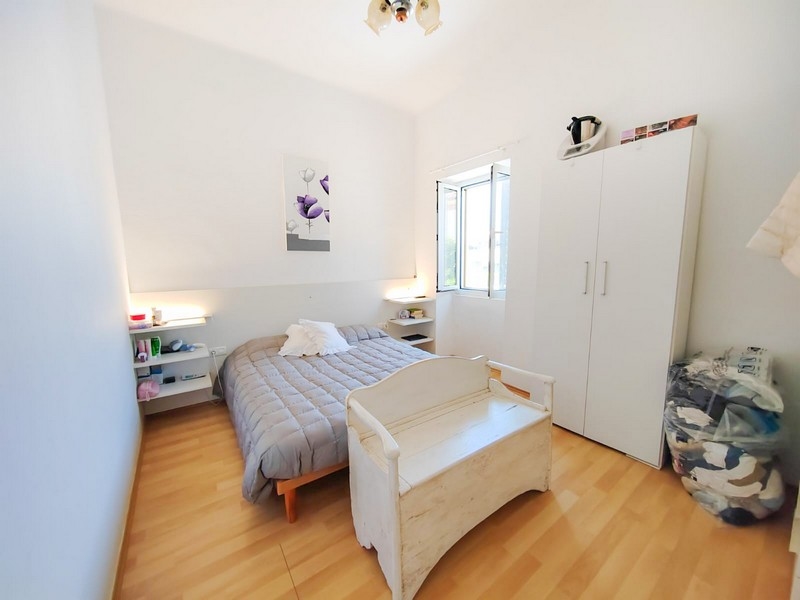 Ložnice s postelí a šatní skříní