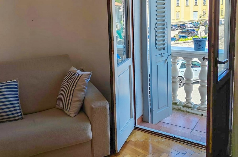 Vstup na balkon s výhledem do ulice