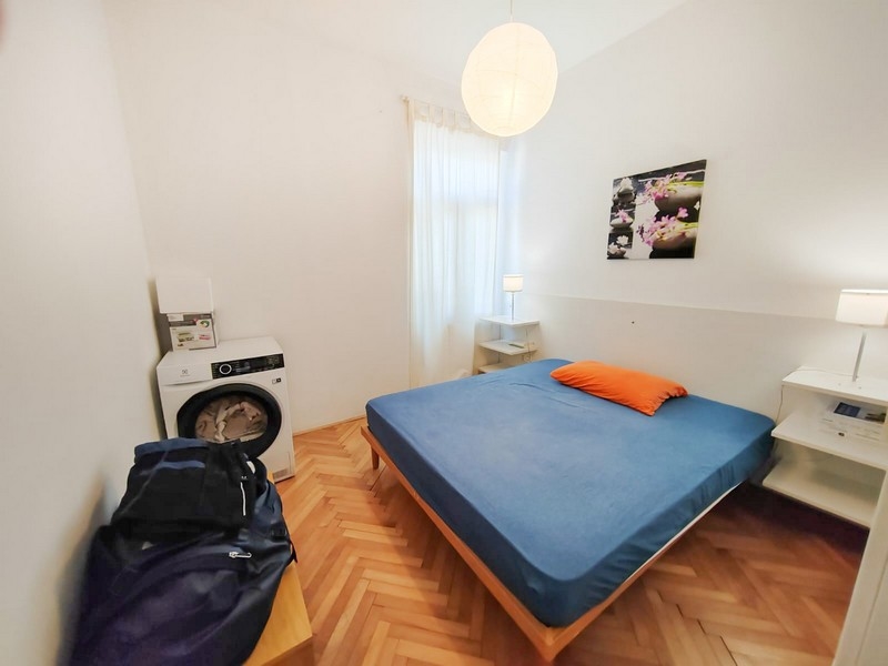 Ložnice s manželskou postelí a pračkou