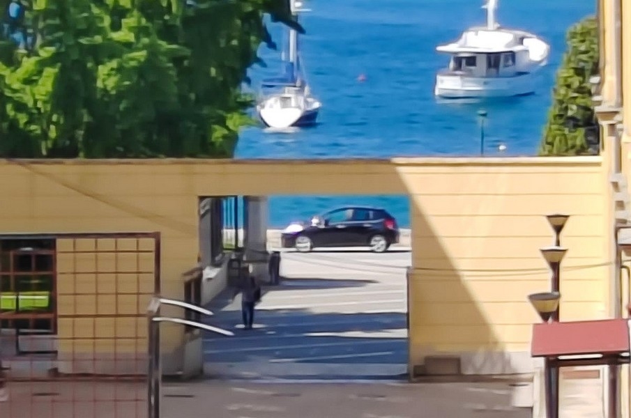 Výhled z balkonu na moře s loděmi