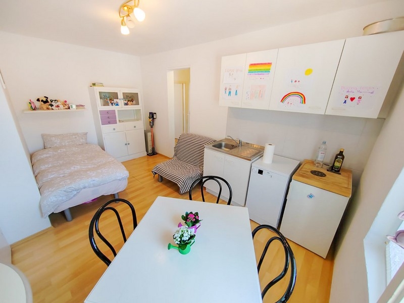 Studiový apartmán s postelí a kuchyňským koutem