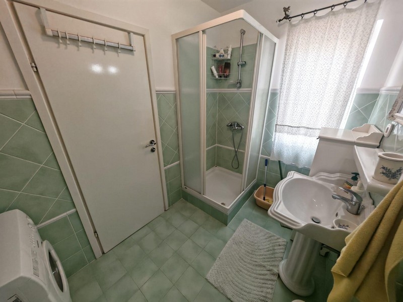 Koupelna se sprchovým koutem a oknem