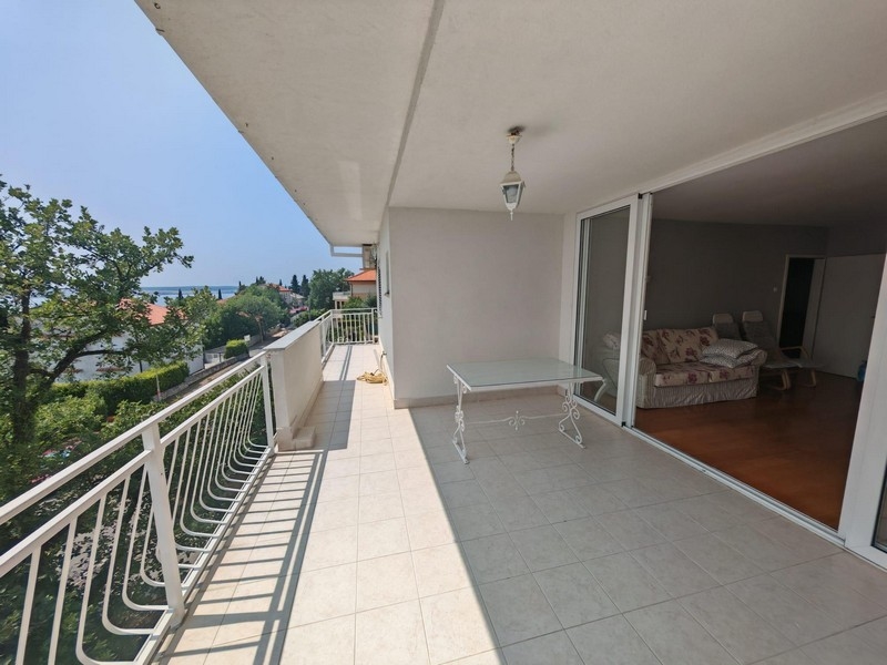 Prostorná terasa s výhledem na moře.