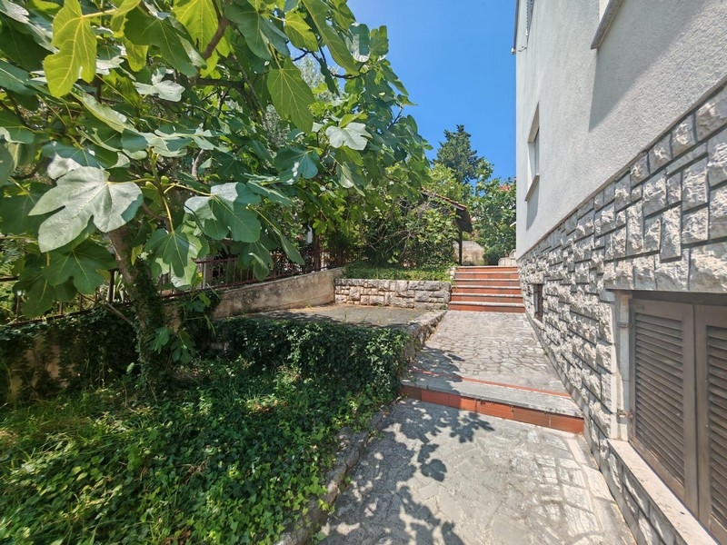 Venkovní schodiště s přírodním kamenem a zahradou