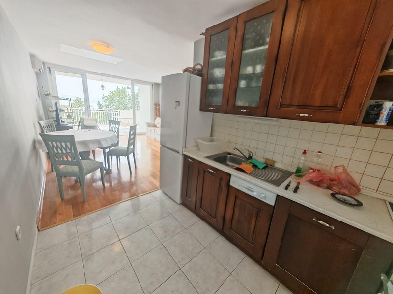 Kuchyně s dřevěným nábytkem a jídelním koutem