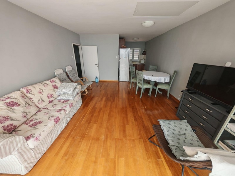 Obývací pokoj s parketami a TV