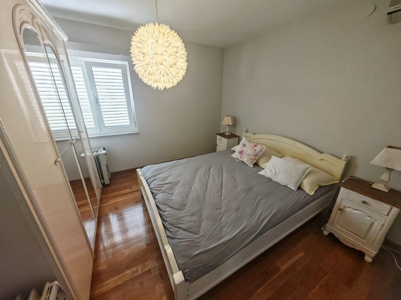 Ložnice s oknem a manželskou postelí