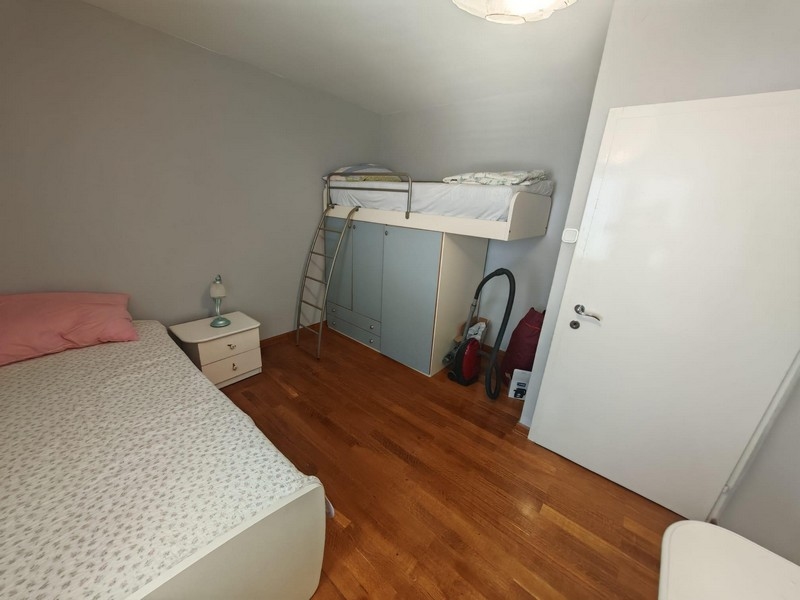 Dětský pokoj s patrovou postelí a skříní