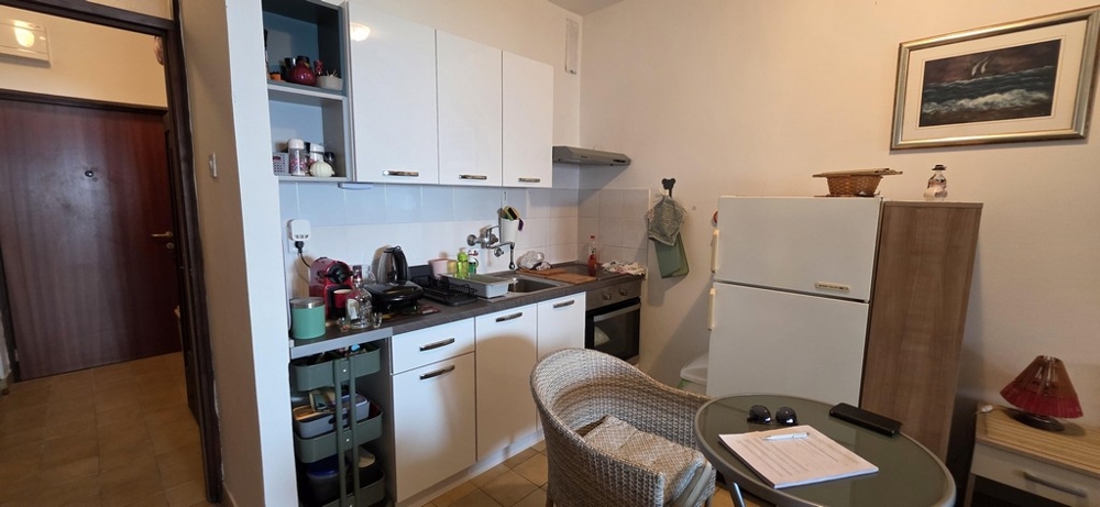 Kuchyň s jídelním koutem a lednicí