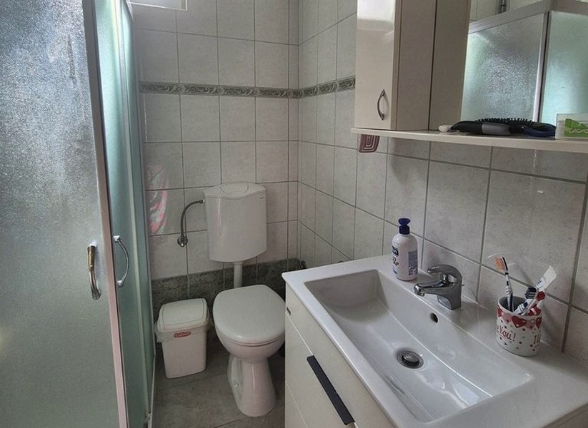 Koupelna se sprchovým koutem, toaletou a umyvadlem