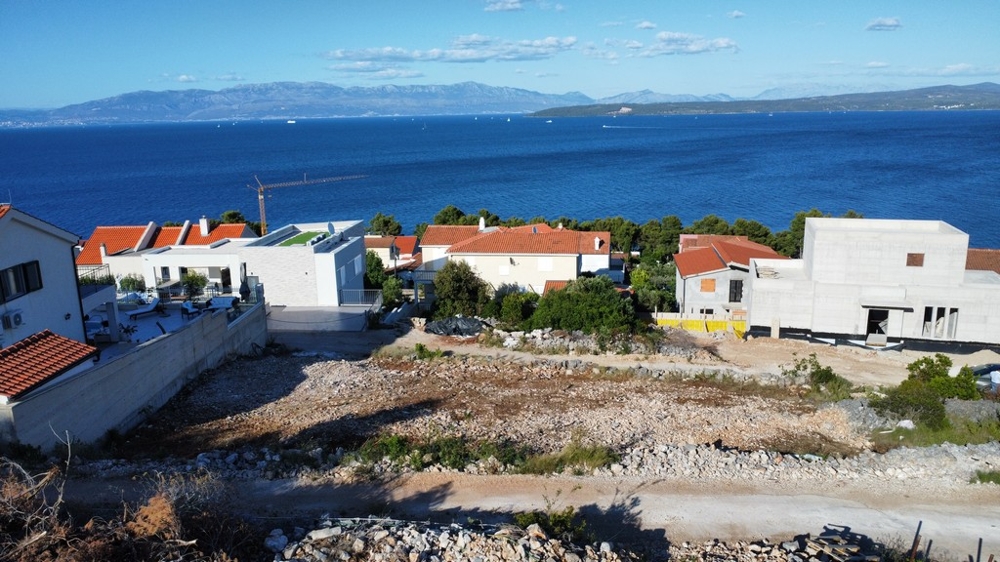Apartmány budou postaveny na tomto pozemku s výhledem na moře.