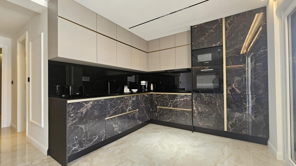 Moderní kuchyně s mramorovými čely a vestavěnými spotřebiči