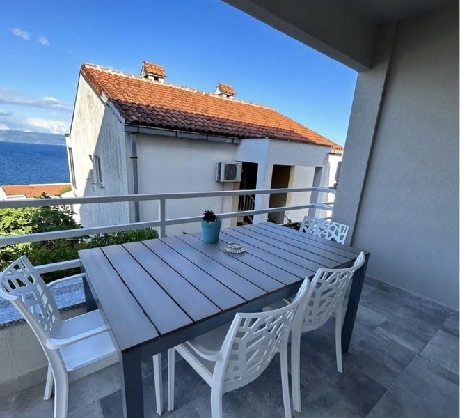 Výhled z balkonu na břeh moře.