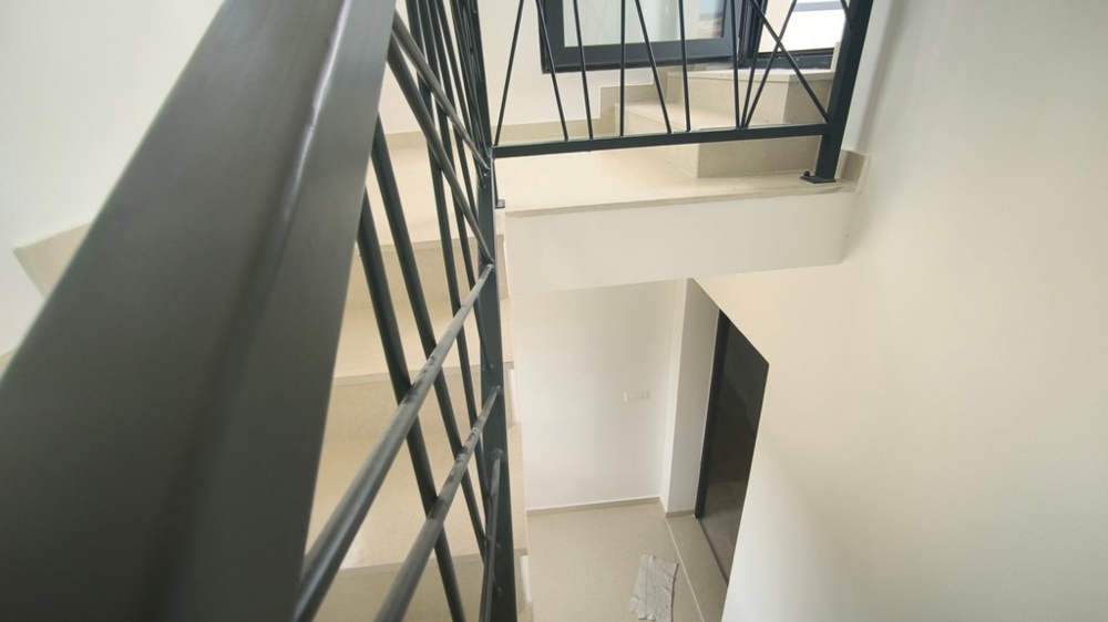 Schodiště s kovovým zábradlím