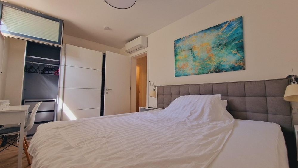 Ložnice s manželskou postelí a vestavěnou skříní