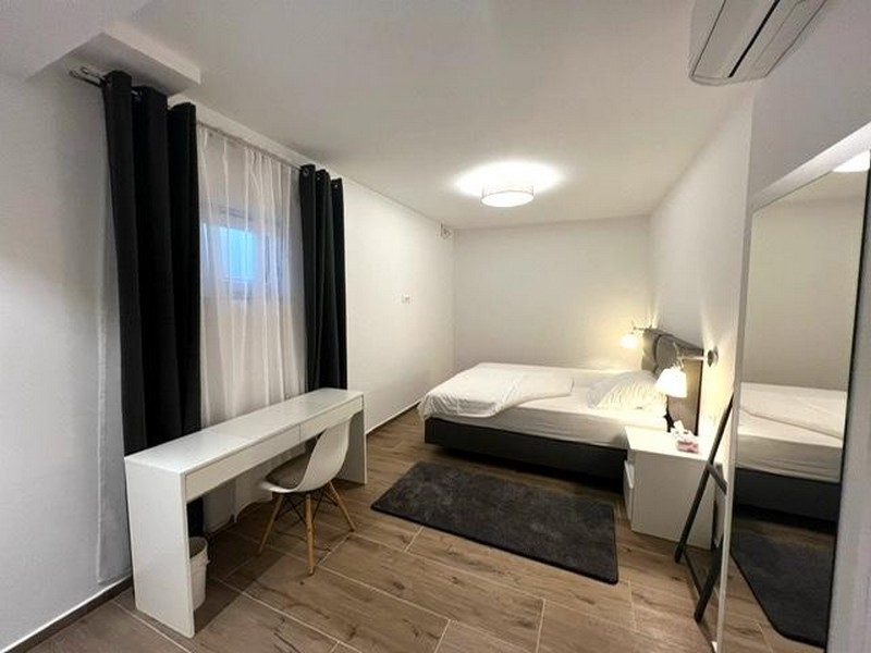 Velká ložnice s manželskou postelí a psacím stolem