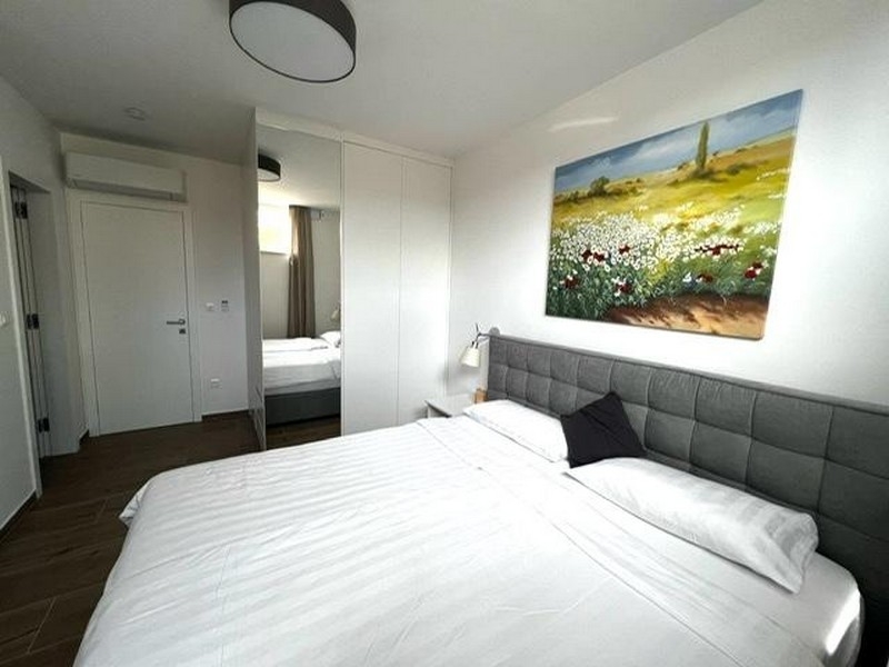 Ložnice s manželskou postelí a šatní skříní