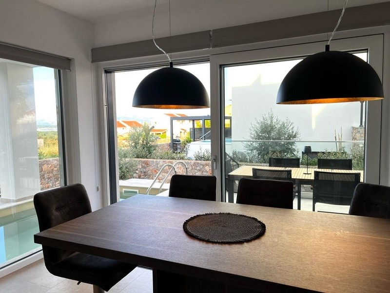 Jídelna se stolem a výhledem na terasu