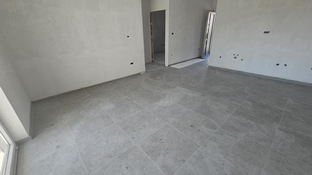 Kuchyň-obývací pokoj nového bytu v Soline