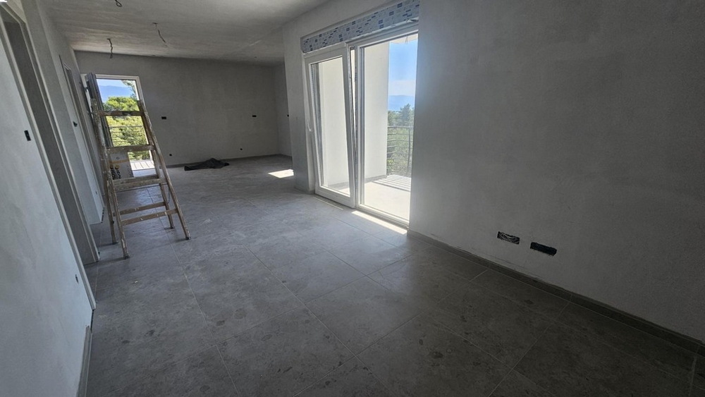 Obývací pokoj s terasovými dveřmi a výhledem do krajiny, nový byt na Krku