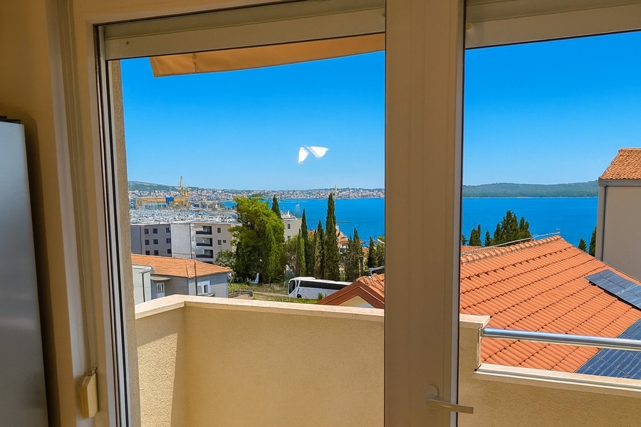 Výhled na moře z nemovitosti A3727 poblíž Trogiru v Chorvatsku - Panorama Scouting.