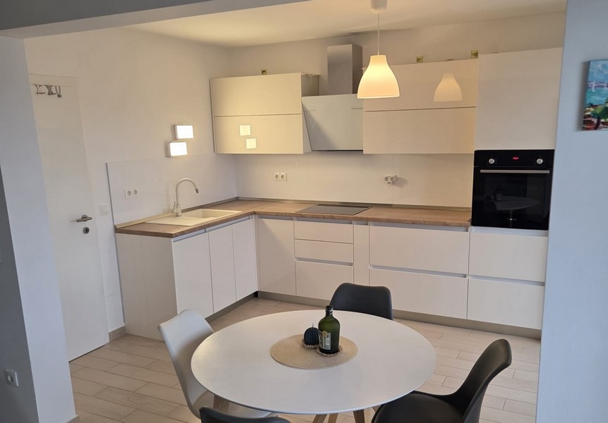 Kuchyně bytu na prodej v Segetu u Trogiru v Dalmácii.