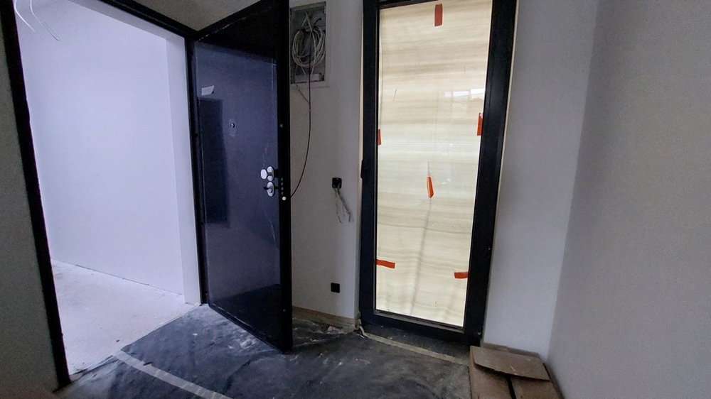 Vstupní prostor s bezpečnostními dveřmi.