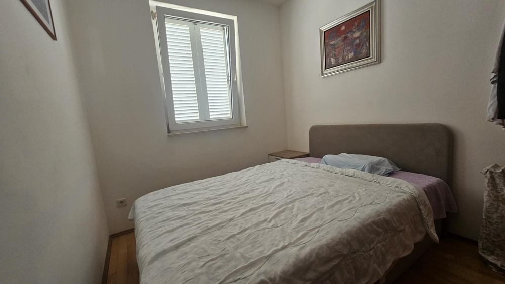 Ložnice s manželskou postelí a oknem