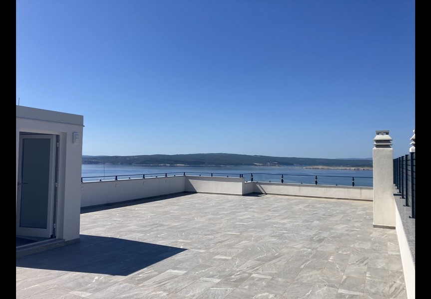 Střešní terasa nemovitosti A3733 v Dramalj u Crikvenice.