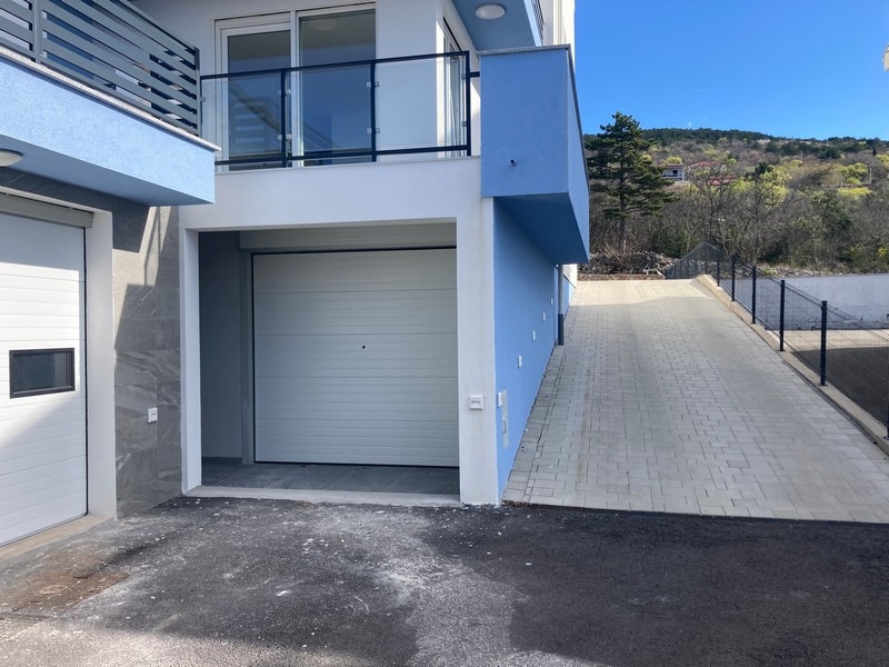 Vjezd s garáží a přístup do novostavby