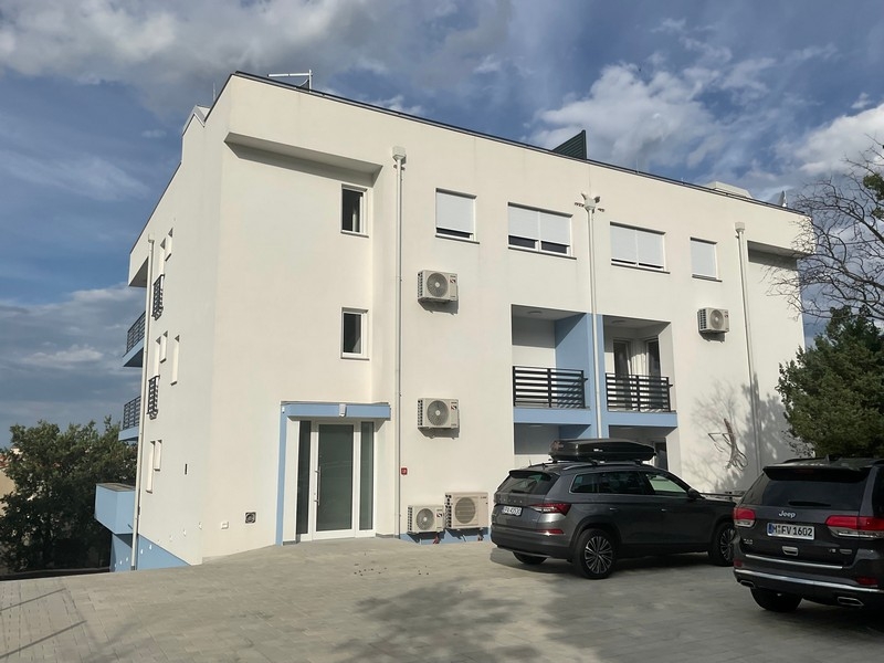 Obytný dům s parkovacími místy a zaparkovanými auty