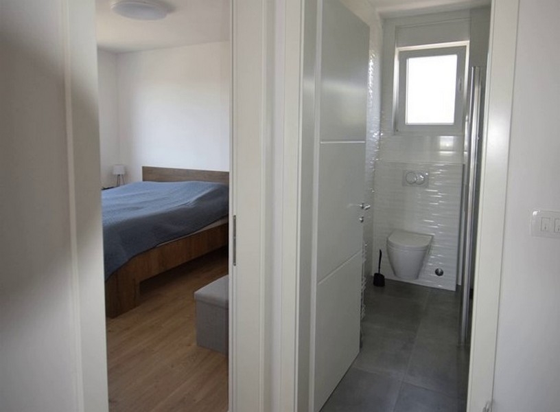 Koupelna s oknem vedle ložnice