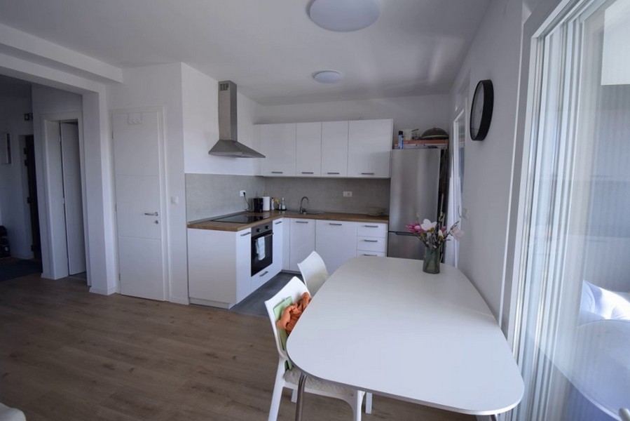 Kuchyň s jídelním koutem a vstupem na balkon