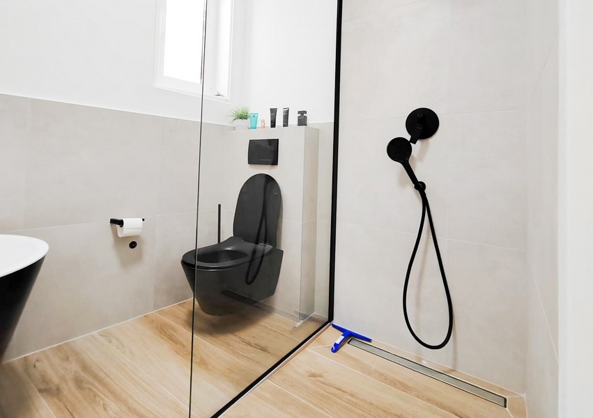 Koupelna s černou toaletou.