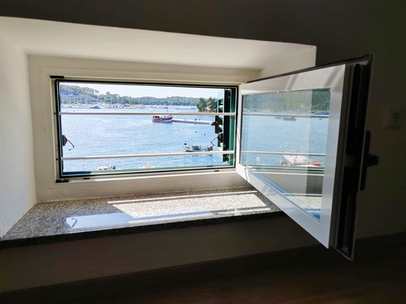 Okno v podkroví s výhledem na moře