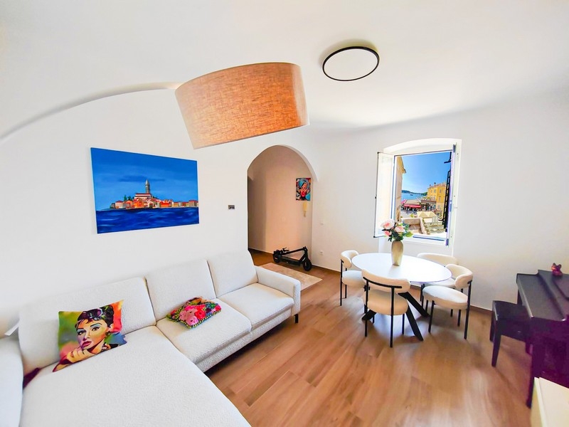 Obývací pokoj nemovitosti A3735 ve starém městě Rovinj.