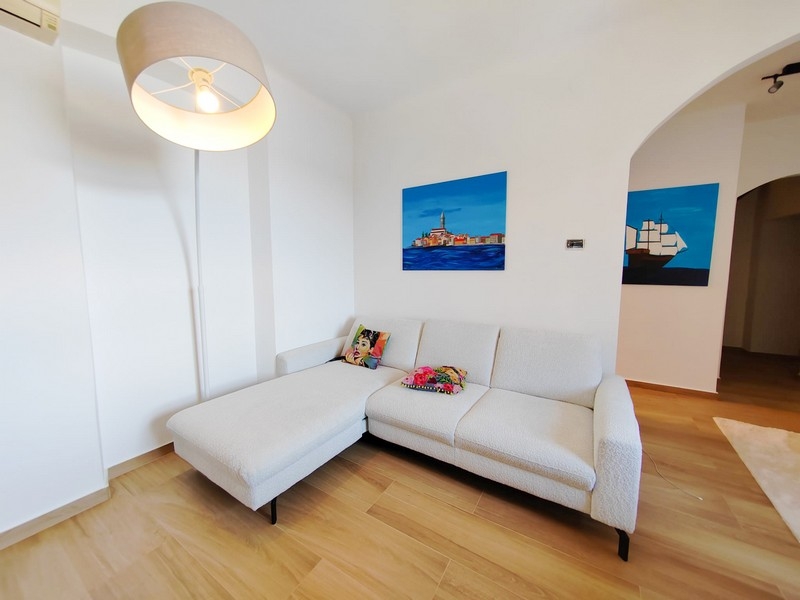 Gauč v obytné části bytu A3735 v Rovinji, Istrie - Panorama Scouting.