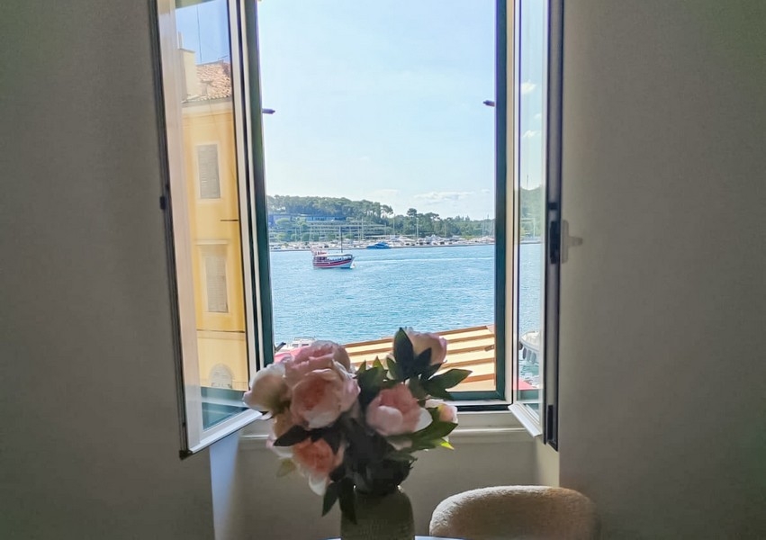 Pohled z okna na moře a lodě