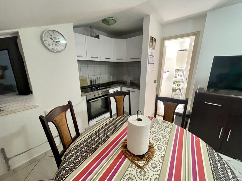 Kuchyň s jídelním koutem a výhledem do obývacího pokoje