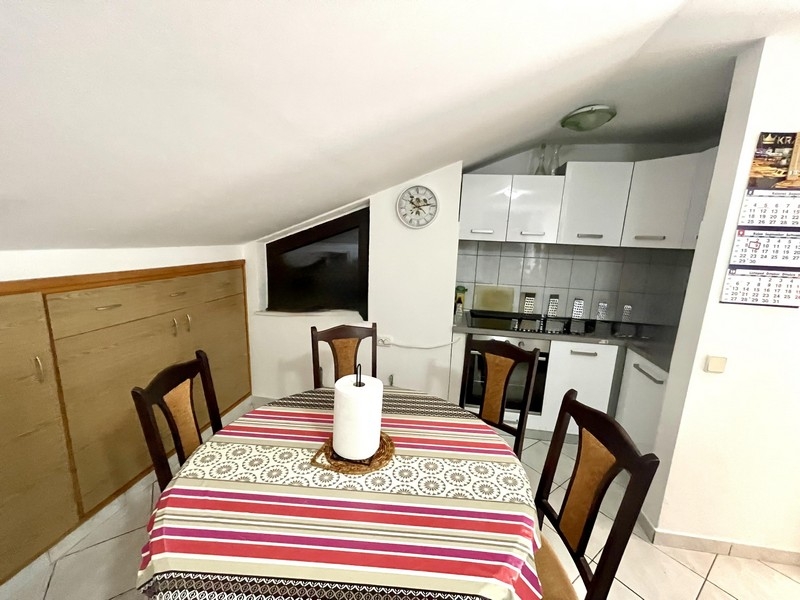 Jídelní kout se stolem a židlemi vedle kuchyně