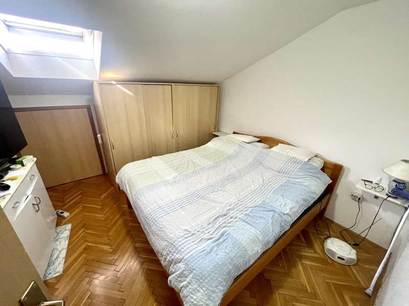 Ložnice s manželskou postelí a šatní skříní