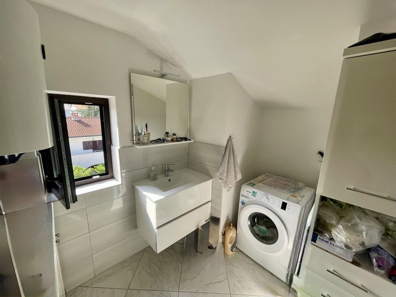 Koupelna s pračkou a oknem