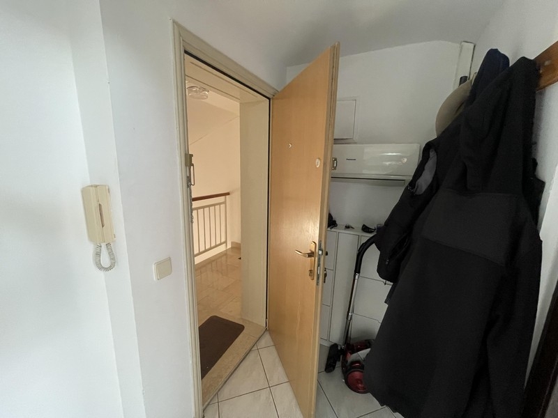 Vstupní prostor bytu s otevřenými dveřmi