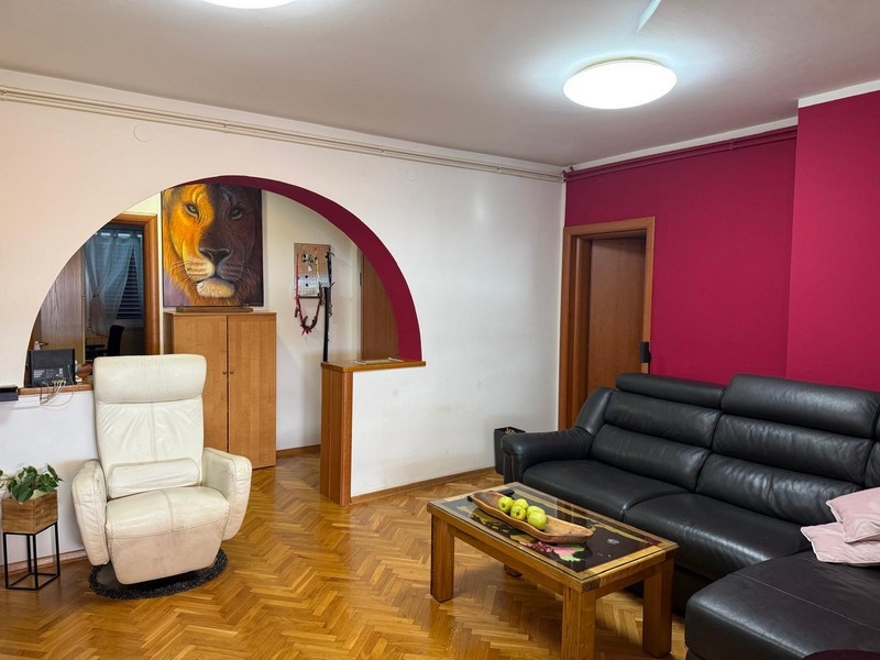 Obývací pokoj s nástěnnou malbou oblouku a lva