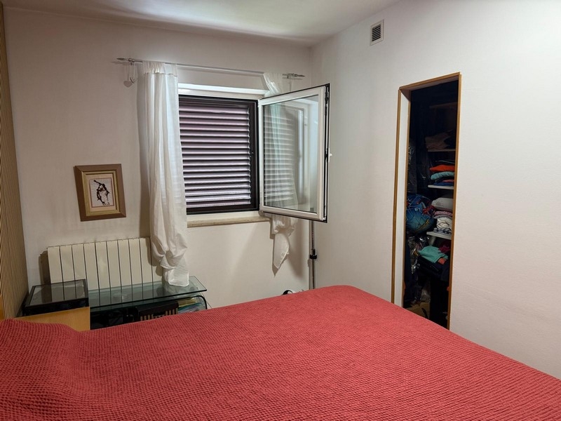 Ložnice s manželskou postelí a oknem